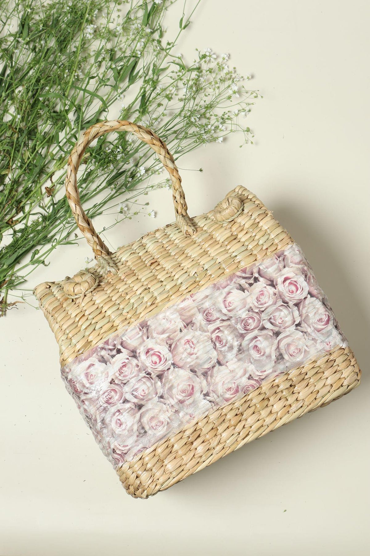 Elegant Seagrass Basket for Outdoor Picnics