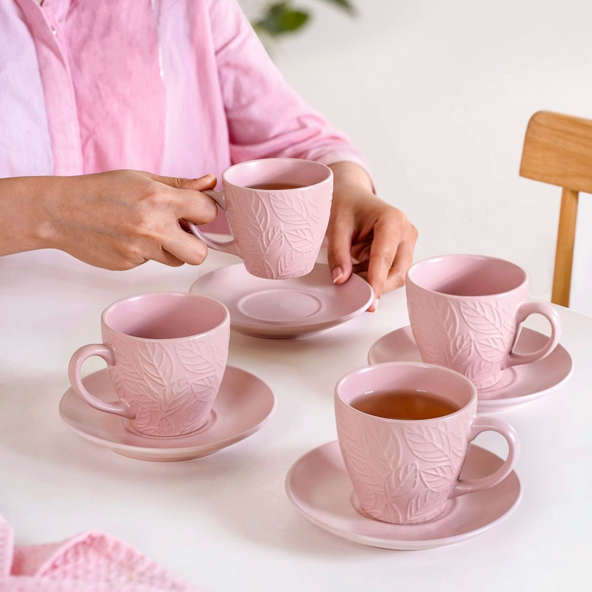 Leaf Embossed Cup And Saucer Set Of 4 With Stand 200ml Nestasia