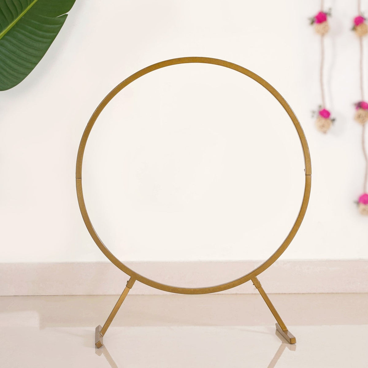 Golden Round Metal Backdrop Stand With Rose Decorations 28 Inch Nestasia