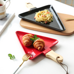 MERRY triangle plate with wooden handle - red Nestasia