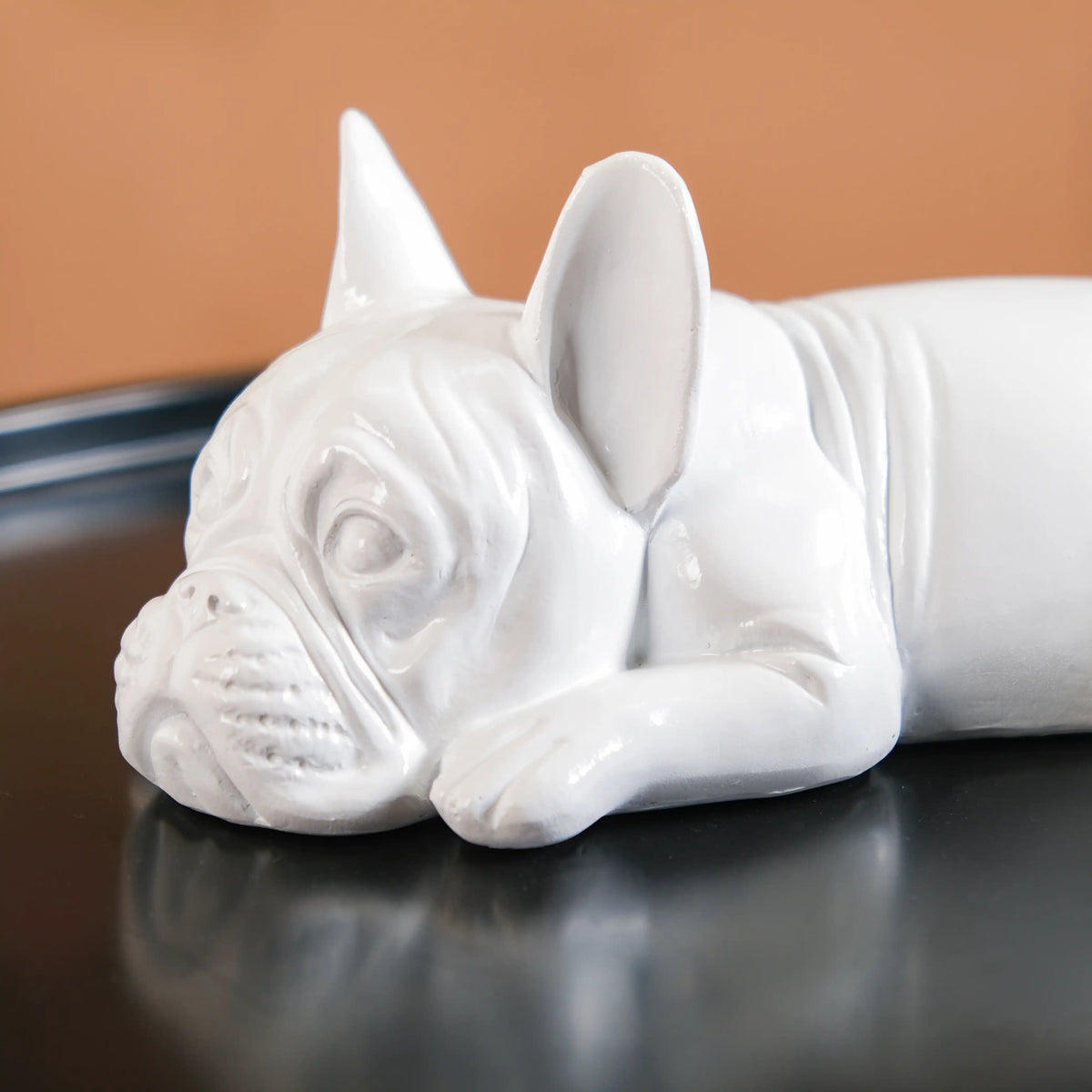 White Bulldog Showpiece Nestasia