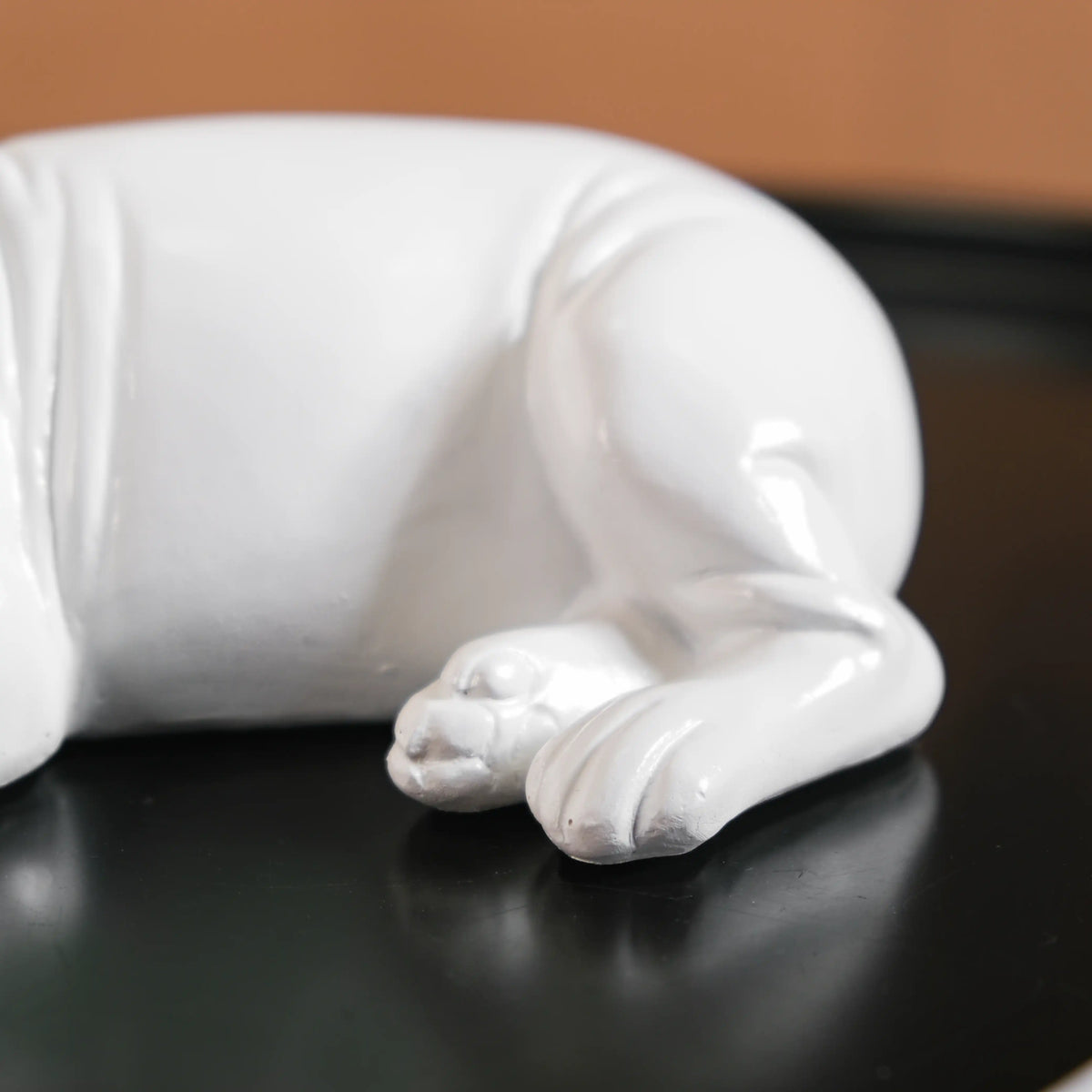 White Bulldog Showpiece Nestasia
