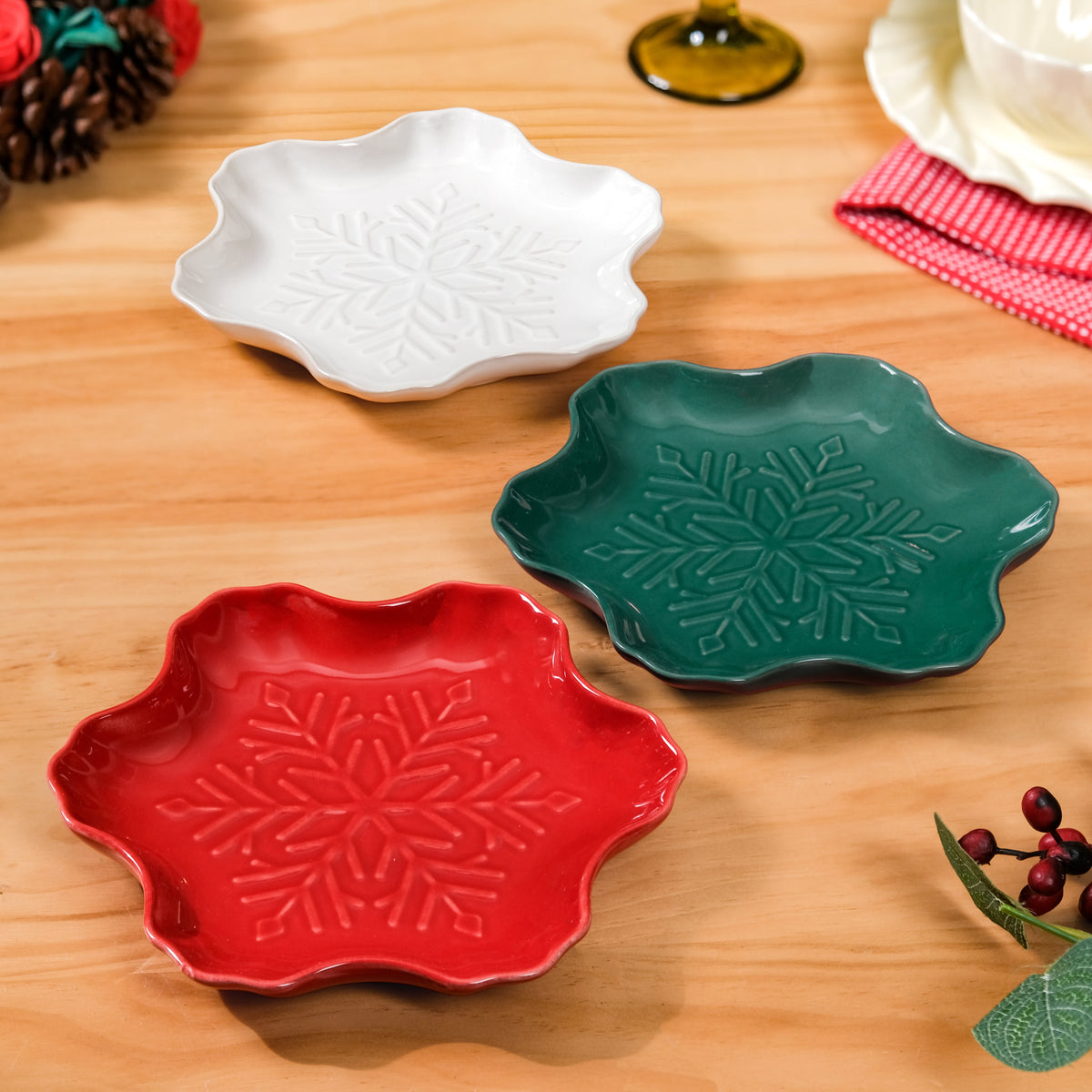 Set Of 3 Snowflake Ceramic Snack Plates Nestasia