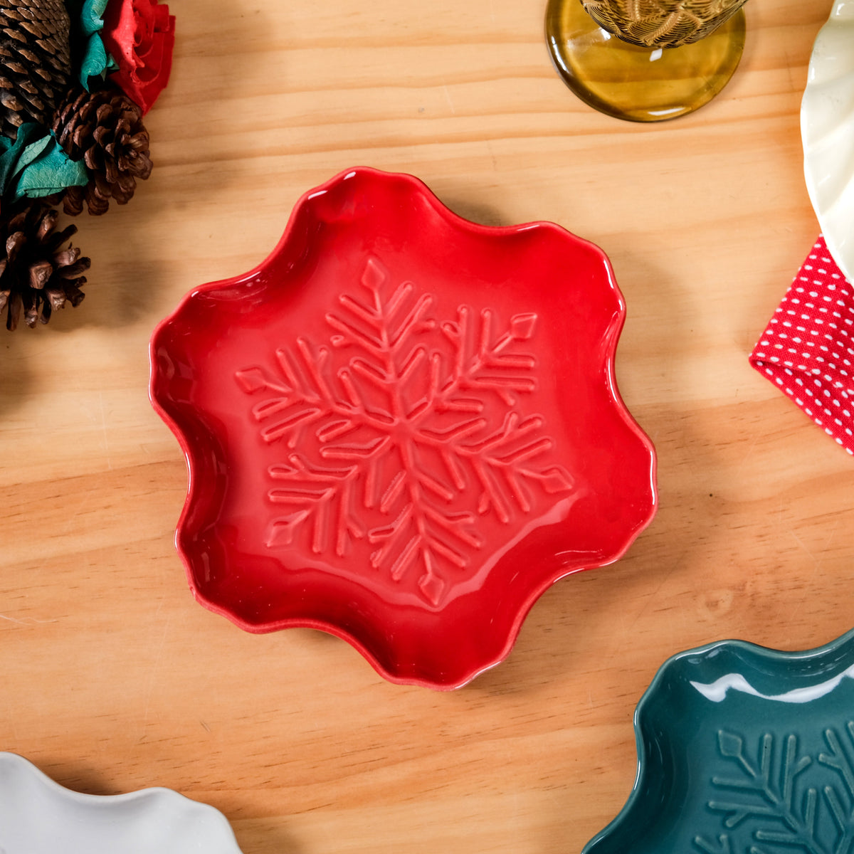 Set Of 3 Snowflake Ceramic Snack Plates Nestasia