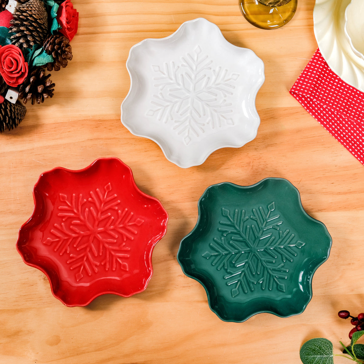 Set Of 3 Snowflake Ceramic Snack Plates Nestasia