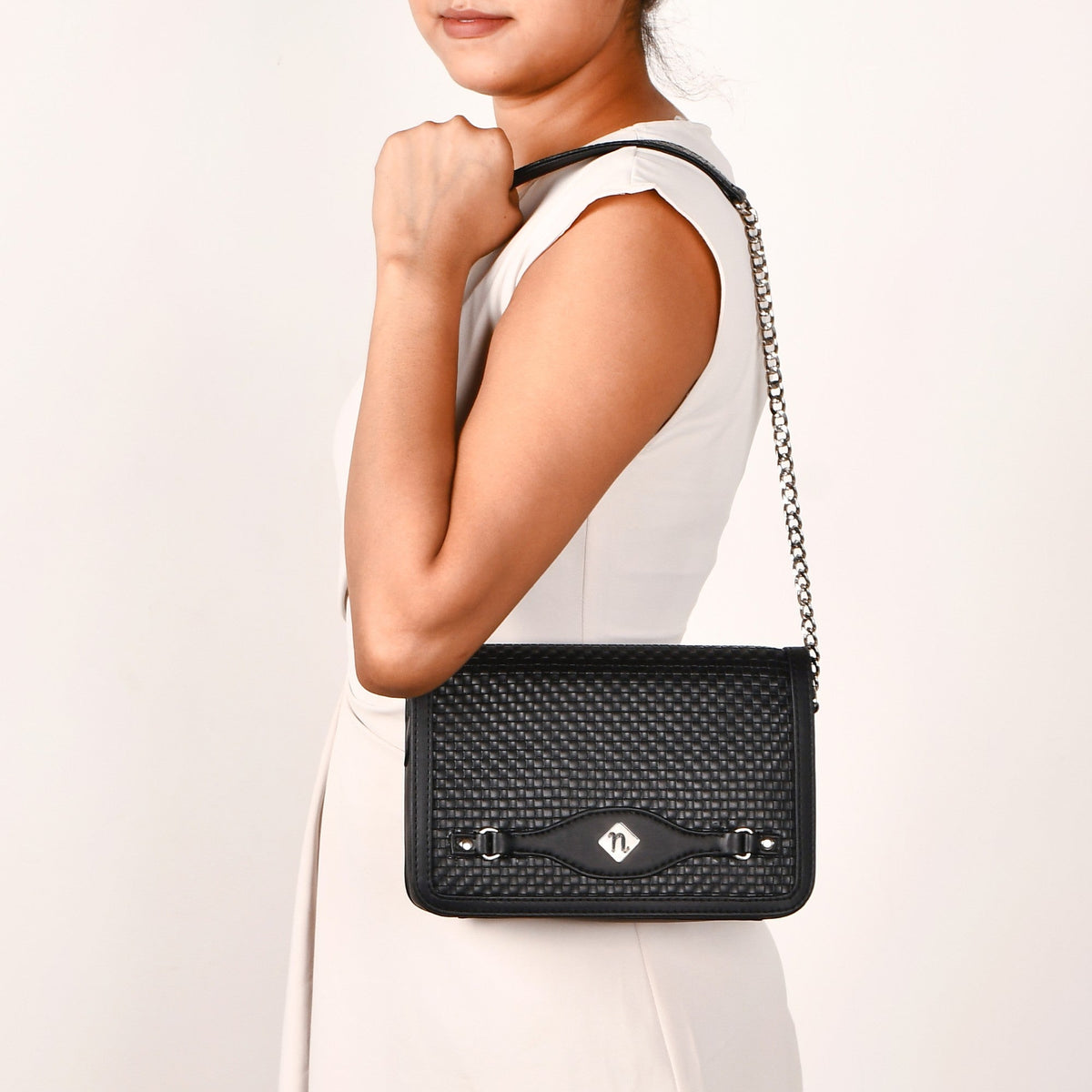Soi Tresse Menue Sling Bag Black Nestasia