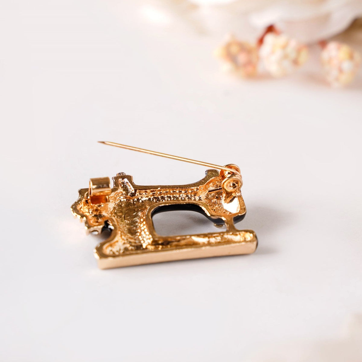 Sewing Machine Brooch Black Nestasia