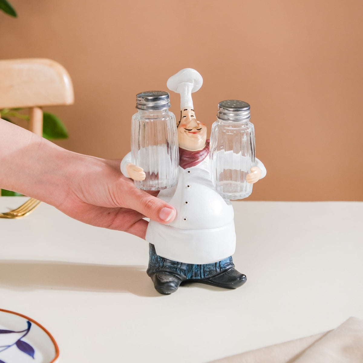 Table Chef With Salt And Pepper Shaker Nestasia