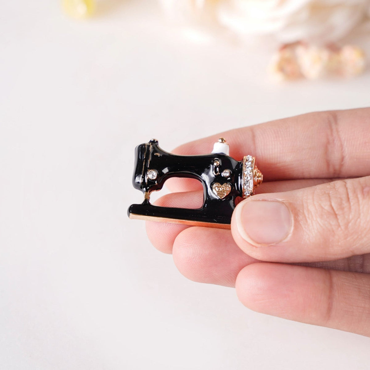 Sewing Machine Brooch Black Nestasia