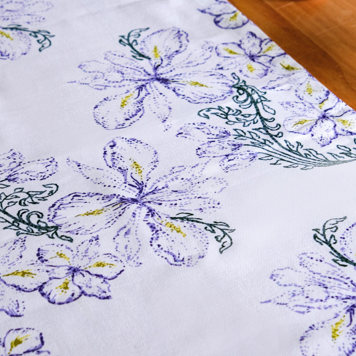 Verde Luxe Table Runner Nestasia